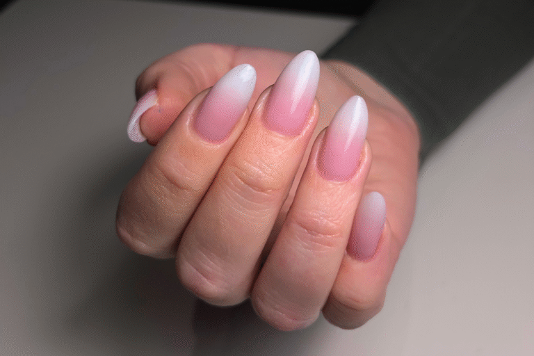 Strakke gelnagels met een perfecte gelverlenging in amandelvorm door nagelstyliste Antwerpen.