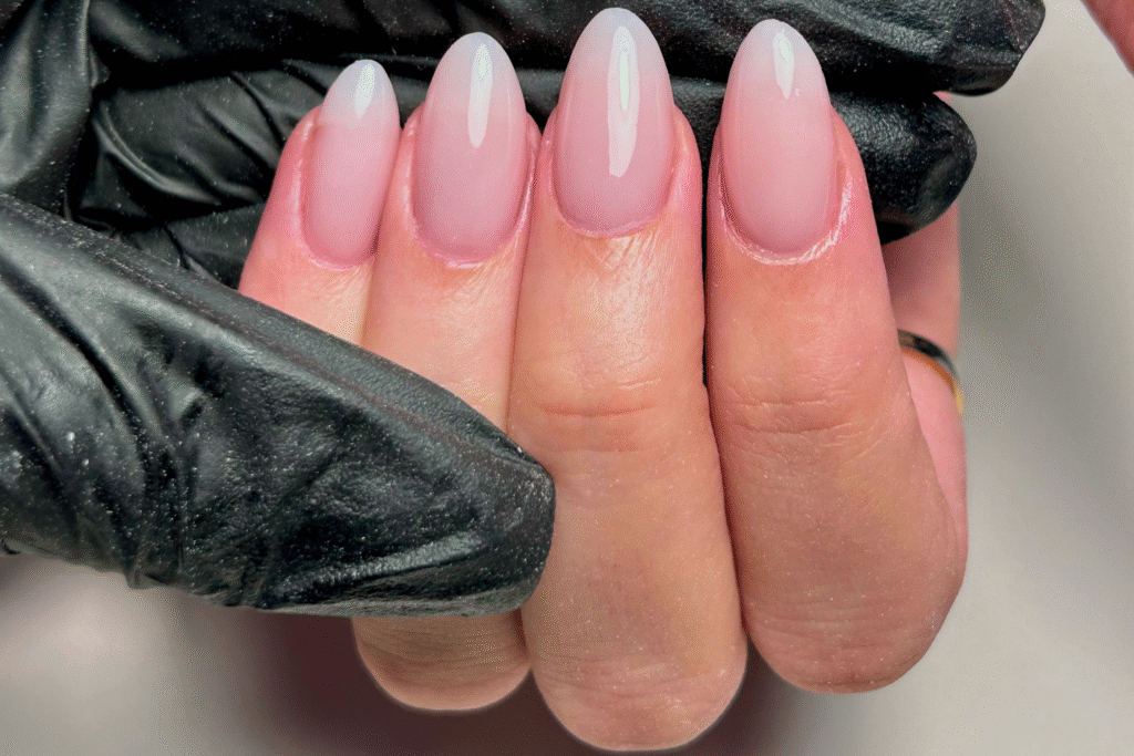 Natuurlijke en stevige BIAB nagels in een nude tint, verzorgd bij House of Elegance in Antwerpen.