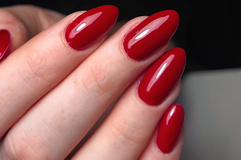 Elegante full colour rode nagels in amandelvorm, verzorgd met Level 1 nail art bij House of Elegance in Antwerpen.