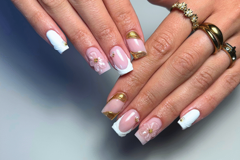 Unieke en gedetailleerde 3D nail art met steentjes en charms gecreëerd door House of Elegance Deurne.