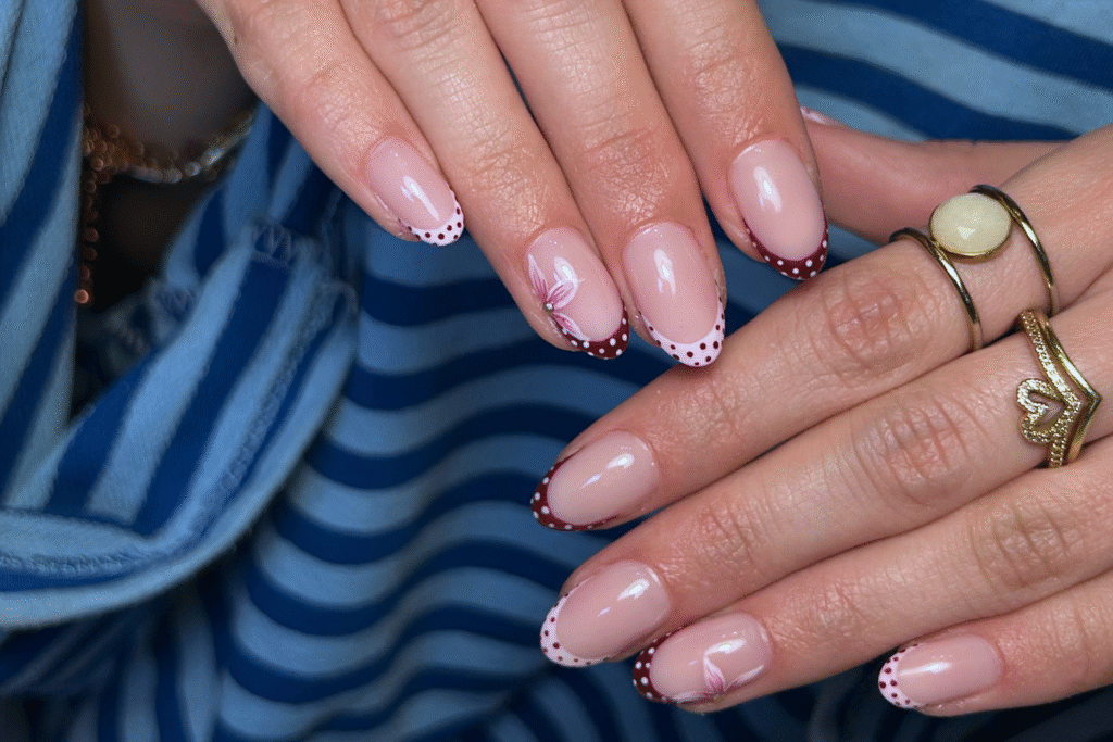 Moderne amandelvormige nagels met roze en dieprood gekleurde polka dots op de tippen als Level 2 nail art in Deurne.